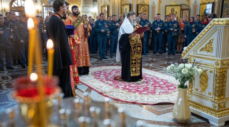 В кафедральном соборе состоялся молебен для сотрудников МЧС