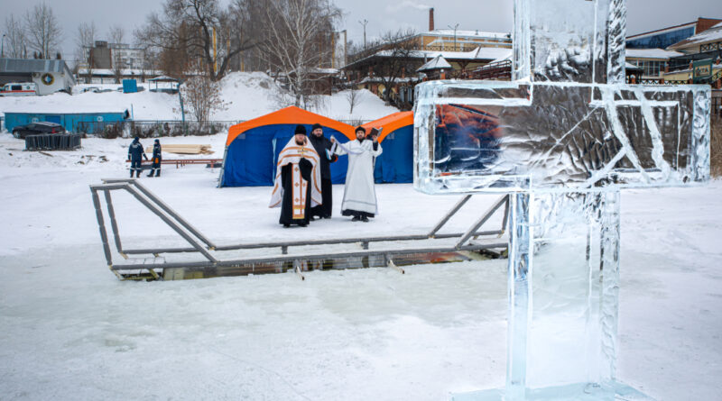 Состоялось освящение воды на Ижевском пруду и городских родниках