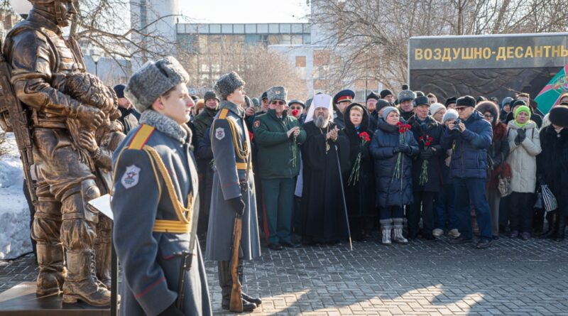 Митрополит Викторин принял участие в открытии памятника участникам СВО