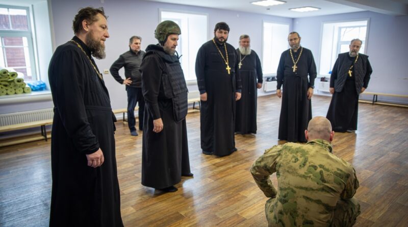 Для священнослужителей проходят занятия по военно-тактической подготовке и медицине