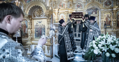 Вечерня с выносом Плащаницы Спасителя