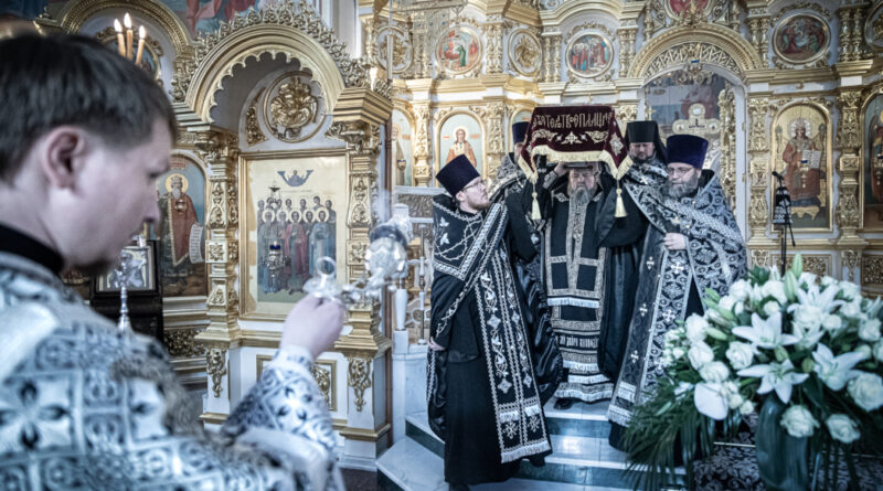 Вечерня с выносом Плащаницы Спасителя