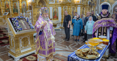 Архипастырское служение в праздник Изнесения честных древ Креста Господня