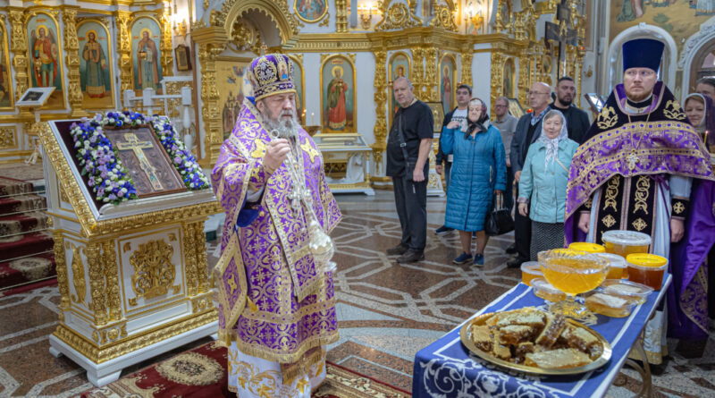 Архипастырское служение в праздник Изнесения честных древ Креста Господня